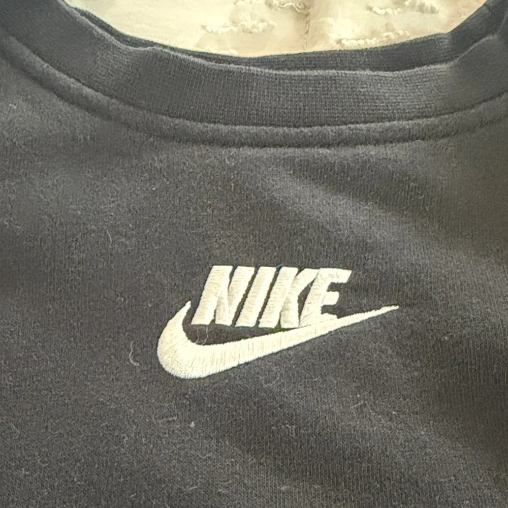 EUC Nike Kids Black Sweatshirt Long Sleeve XL Crewneck White Embroidered Swoop